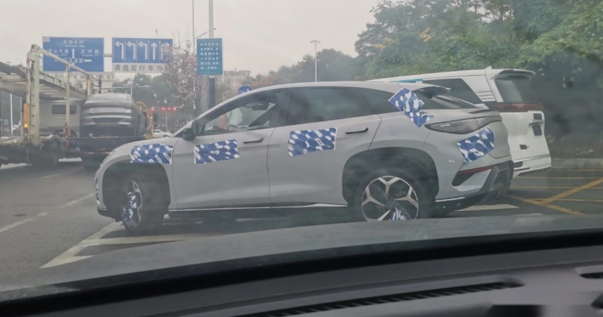 比亚迪海狮街头实拍，预计18万起售，车身大过特斯拉