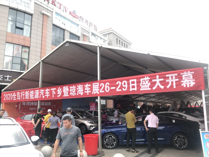 本年度“最骚气”的市县车展来了，市民现场开走宝马展车
