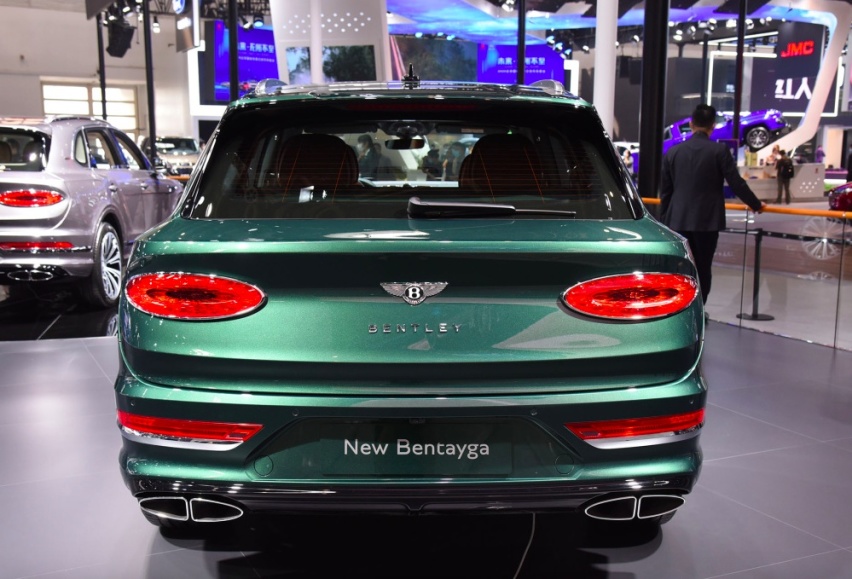 梅赛德斯-迈巴赫GLS 600 VS宾利添越V8，你会选择谁