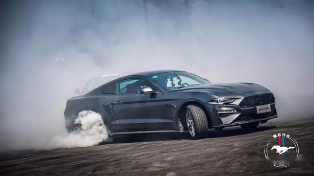 和开着Mustang的飘移大神Jr一起“杀死”轮胎