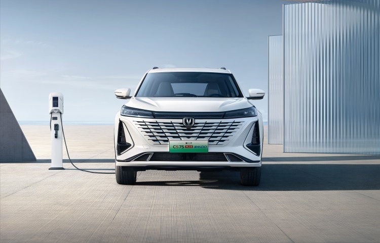 第三代CS75PLUS智电iDD亮相，综合油耗低至0.9L，4月底上市