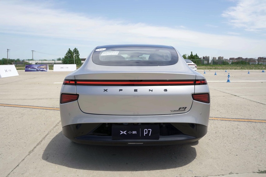 小鹏P7颜值与实力并存 能否碾压国产特斯拉Model 3？
