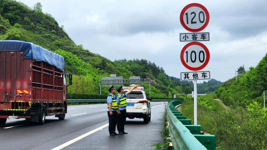 高速上以120的速度行驶，突然限速80， 该如何应对？