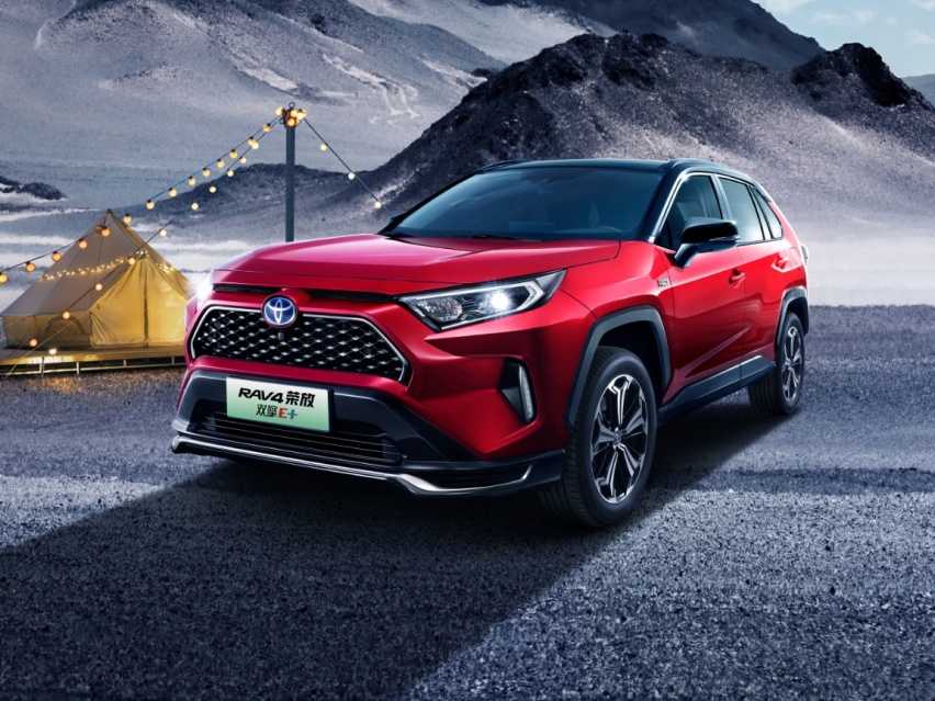 能跑又省油！拿铁DHT-PHEV与RAV4荣放双擎E+，谁更强？