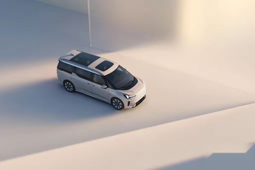 沃尔沃首款纯电MPV，EM90售价81.8万元，网友：坐等降20万！