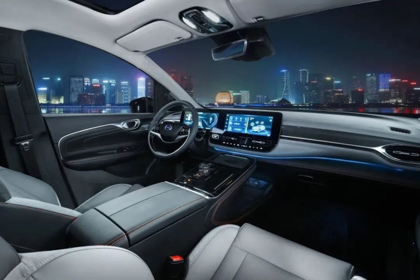 Model 3再遇劲敌，埃安V提高汽车科技基准线！