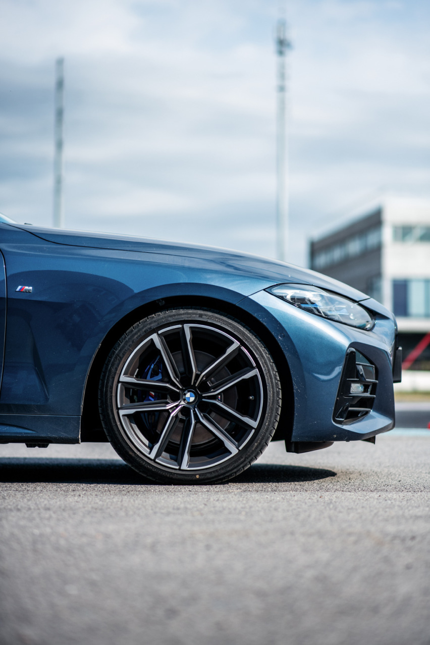 全新BMW 4系，开起来有惊喜，与330i有明显区别
