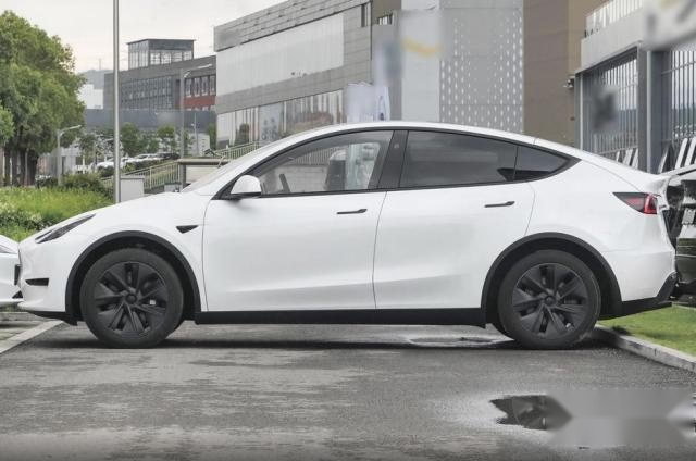 同为纯电中型SUV，对比特斯拉Model Y，这车能提供更多情绪价值？