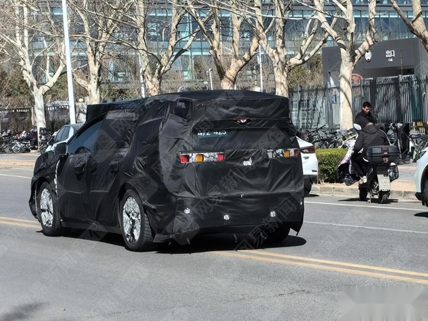 理想M7谍照曝光！定位跨界SUV，MEGA前脸+普锐斯车尾能接受？