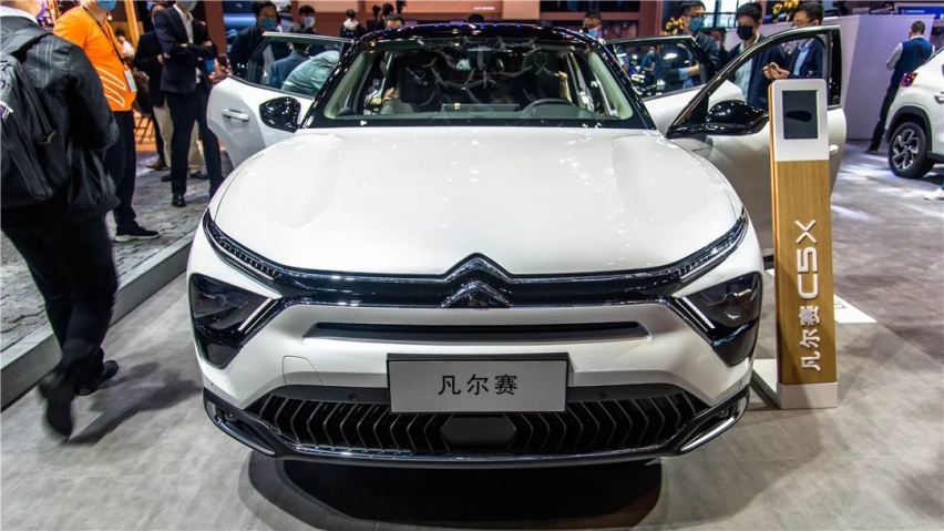 雪铁龙展台，凡尔赛C5 X站C位