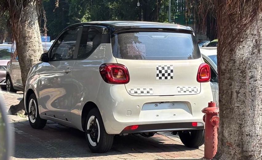 全新五菱宏光MINI EV三门版街拍亮相，Q萌可爱，女生最爱？