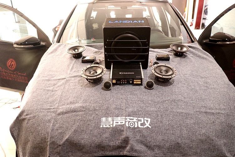 乌鲁木齐高尔夫R汽车音响改装丹拿两分频，黄金声学两分频