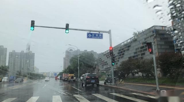 特斯拉挑战北京雨天：被五个红绿灯整傻眼了？