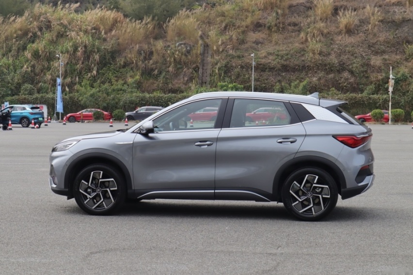 定位纯电车，一公里才8分钱，13.58万起，8月份大卖24272辆