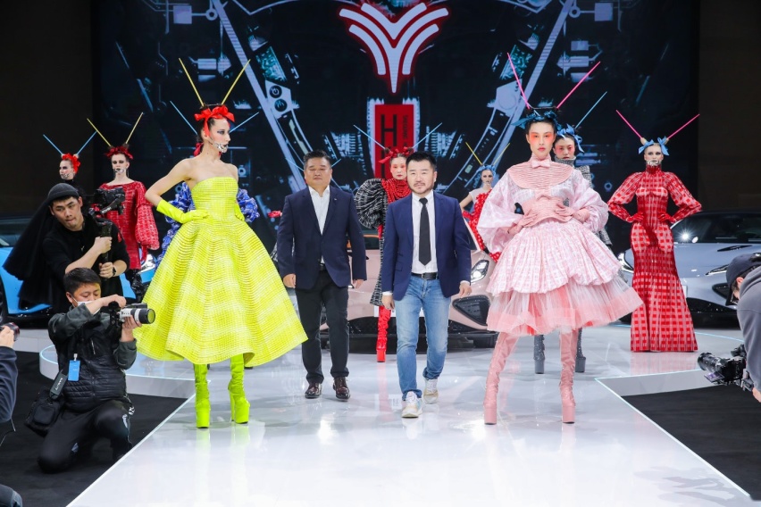 哪吒GT携手荷兰女王专属设计师 发布中国首个SS DRESS CODE