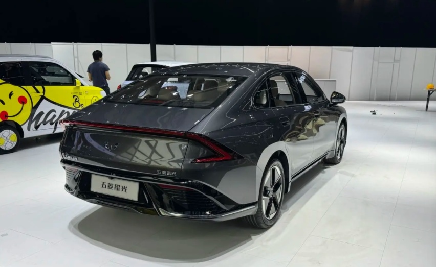 9万多的新能源中型车！五菱星光是不是值得选择的新能源车？
