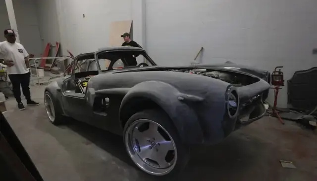 30万的特斯拉Model 3改成千万神车奔驰300SL，看完心动了！