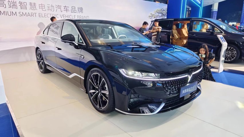全新岚图追光PHEV正式上市，25.28万起，想要挑战56E？