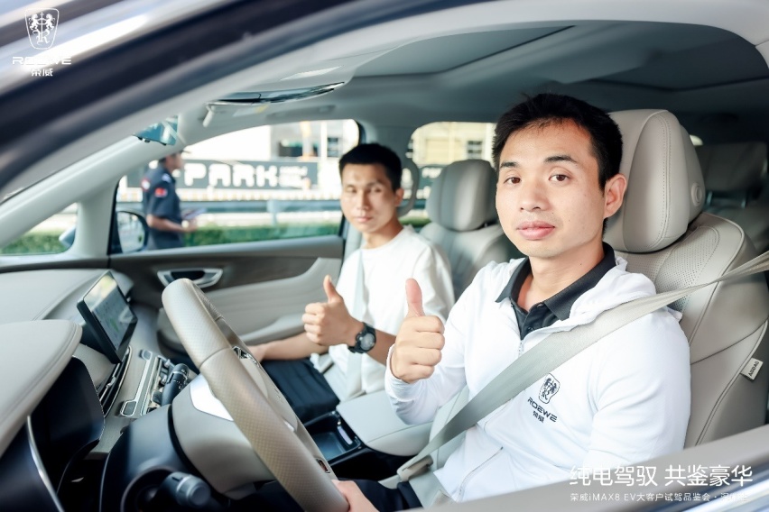 网约车司机：买不起腾势D9，看看这台30万不到的大七座豪华商务车