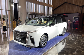 腾势D9 DM-i的正面对手，车长近5米3，搭载1.5T插混，上汽出品