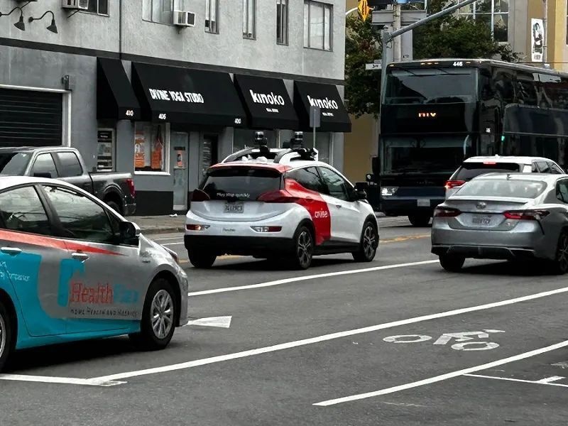 打脸了，旧金山全面放开Robotaxi第二天，市区再遇无人车罢工