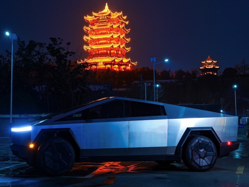 特斯拉赛博越野旅行车在汉惊艳亮相 “科幻之车”夜游江城美景