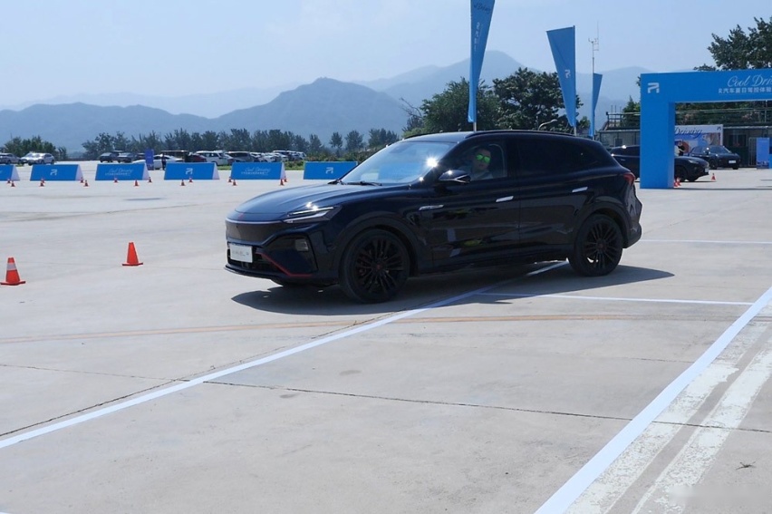 真实试驾MARVEL R：4.8秒破百，底盘媲美保时捷，你就说香不香？