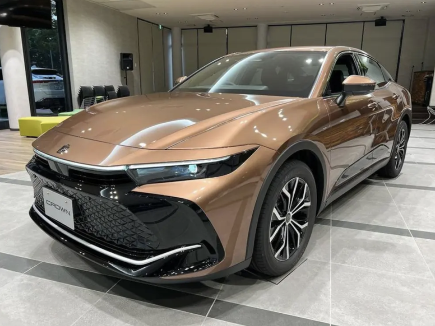 第16代丰田皇冠SportCross，两个不同版本欣赏...