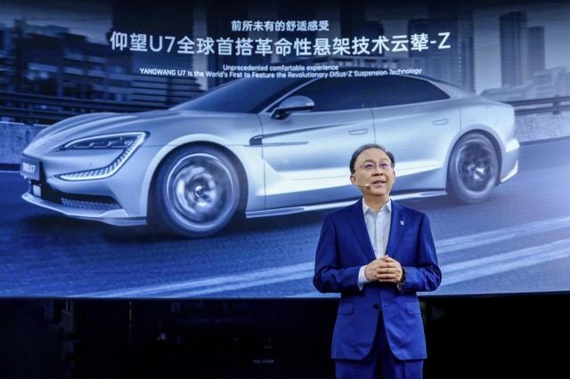 北京车展比亚迪又放大招，搭载云辇-Z技术的仰望U7有多强？