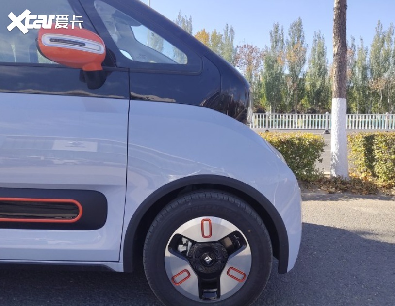 7万多块的电动车,四轮独悬,操控却一流,充一次电能开半个月