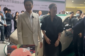 谁懂啊！逛车展撞见袁咏仪张智霖同框，好养眼～