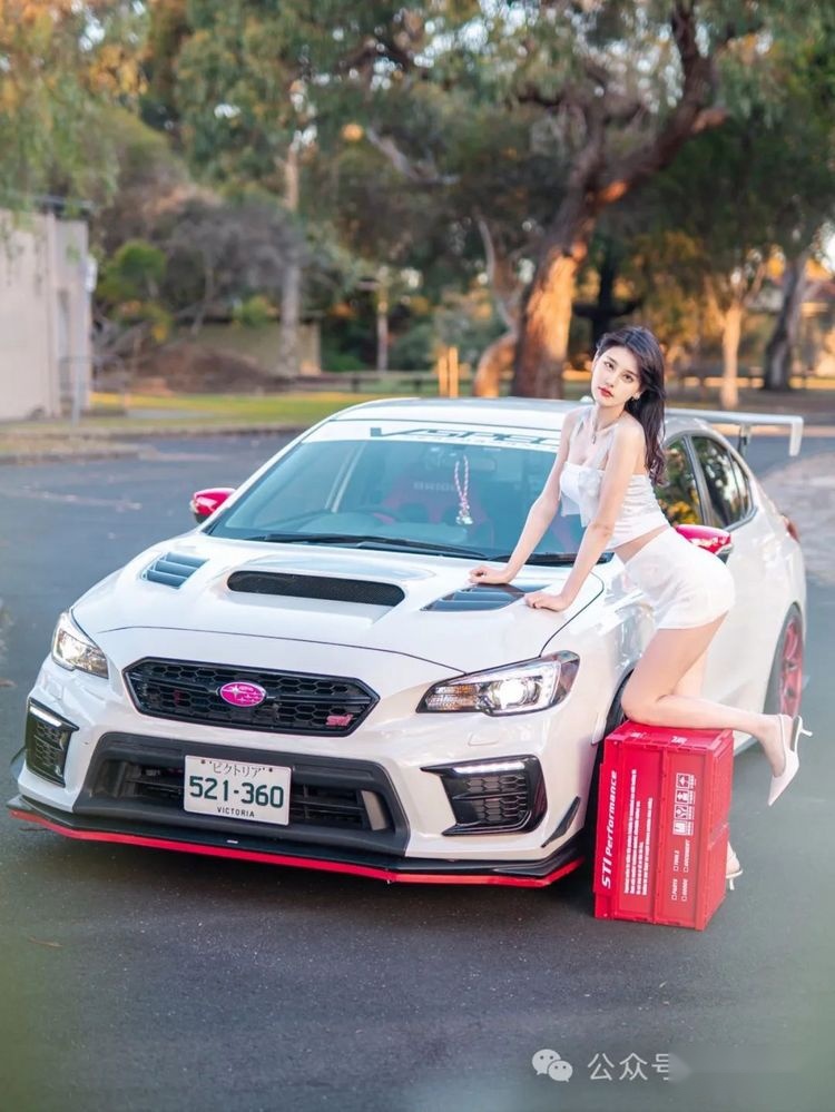 樱花粉点缀的竞技风11代斯巴鲁WRX STI，小姐姐都表示无法抗拒