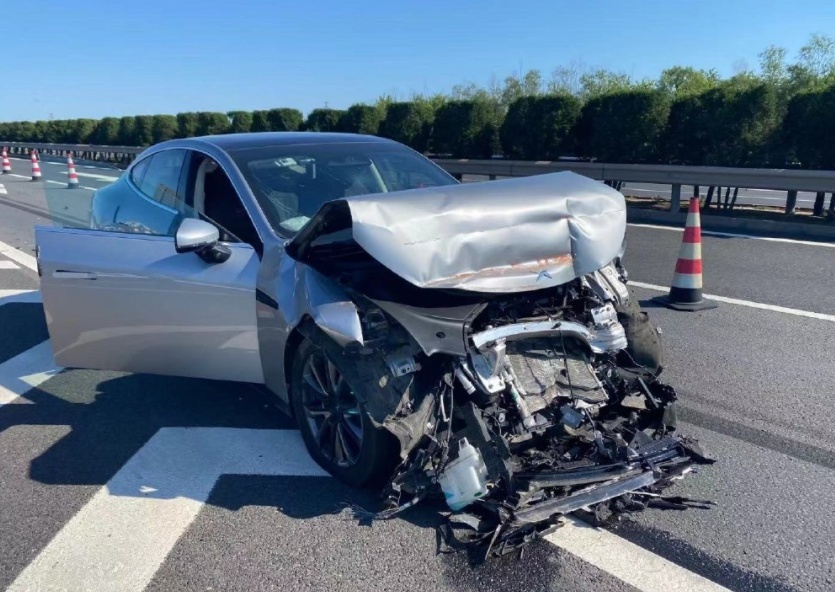 小鹏P7高速追尾货车，主动安全未起作用，摄像头和雷达谁唱主角？