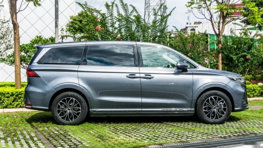 体验荣威iMAX8 EV：30万有档次的纯电MPV，大概只有它了