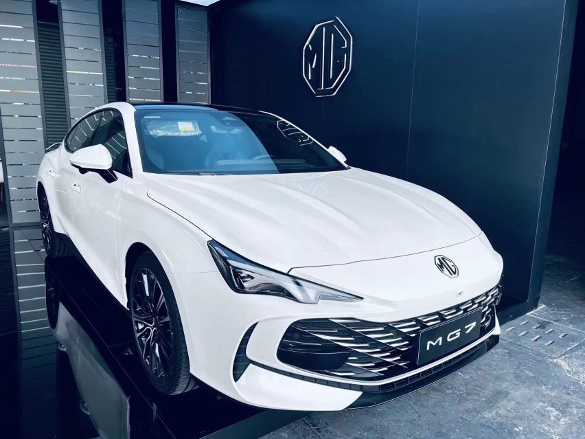 50万以内最好的运动轿车 名爵MG7配保时捷同款电动尾翼