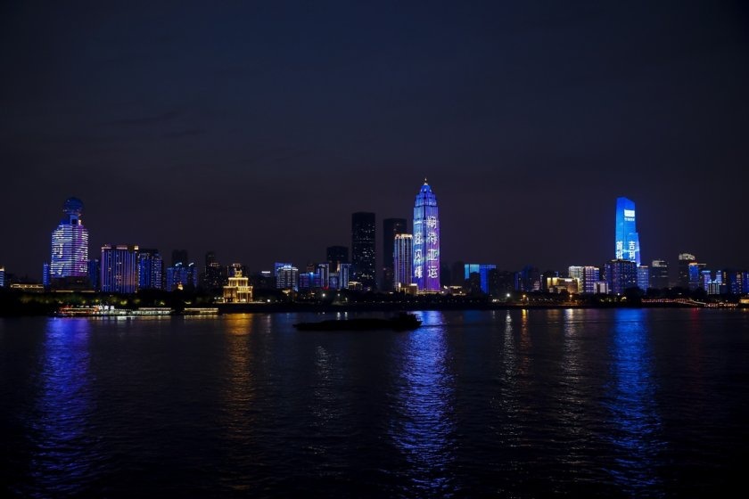 服务标准再升级！吉利银河L7武汉首批用户夜游长江浪漫提车