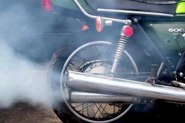 骑摩托车，为什么一松油门排气管就放炮？