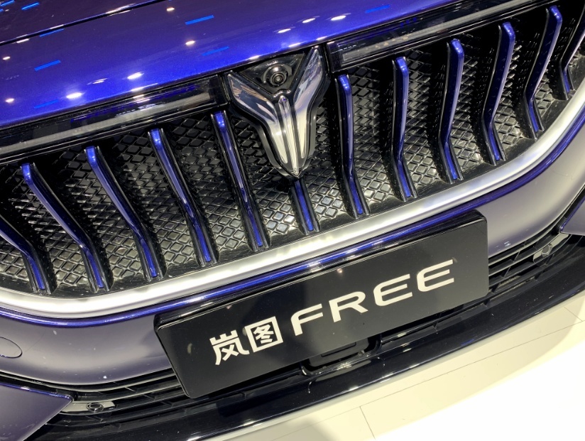 独具特色的岚图FREE，富有科技感的内饰，有双车型可供选择