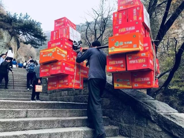3000米、3716个台阶、1小时14分，致第一次向上马拉松