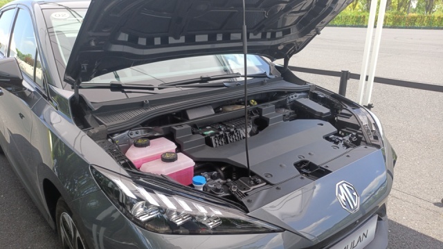 4秒内加速挺猛，但日常用车会很贵？MG全新电车养车7百/月
