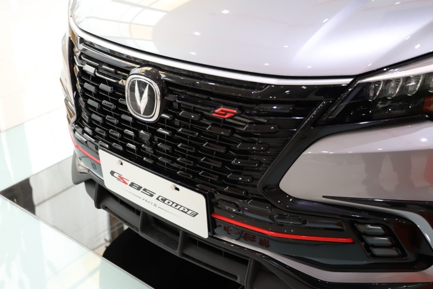 换装全新家族前脸 实拍2021款长安CS85 COUPE