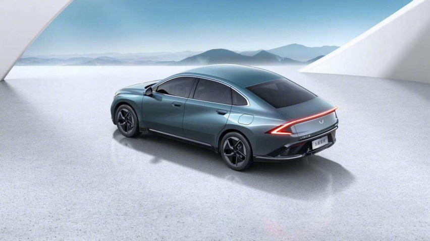 五菱“破格”造轿车！网友：光是造型就“赢麻了”！