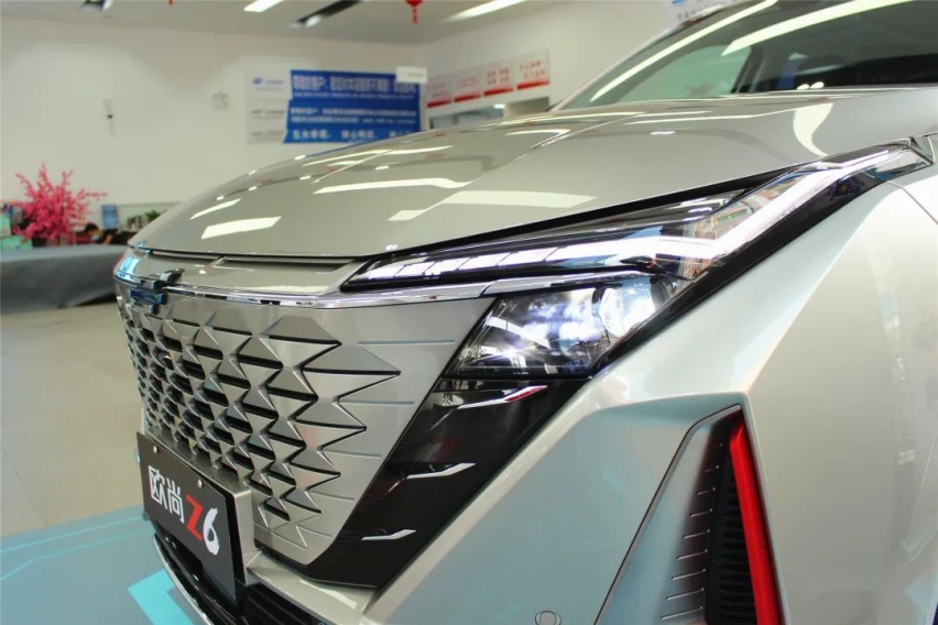 抢先实拍长安欧尚Z6，1.5T输出188马力，外观极科幻的大五座SUV