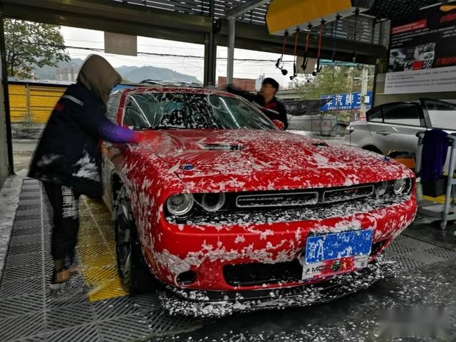 把德系家用车换成美系肌肉车，挑战者车主趁年轻再疯一把
