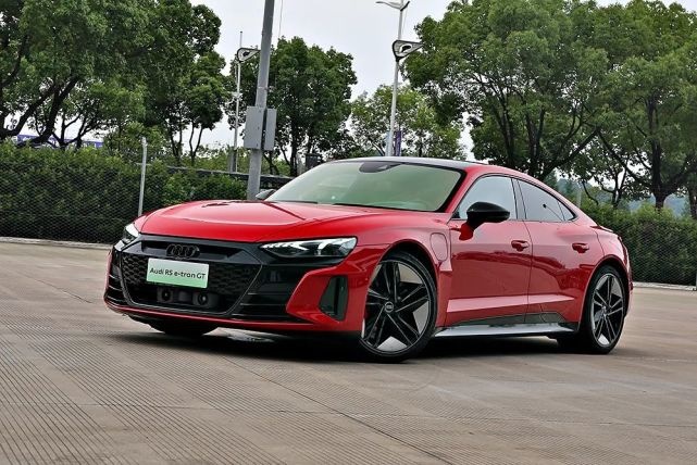 智驾开箱丨赛道驾驭奥迪RS e-tron GT：遇见R8的魂