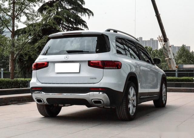 跌至23万出头的奔驰7座SUV,轴距超汉兰达+豪华双联屏,月销近6千