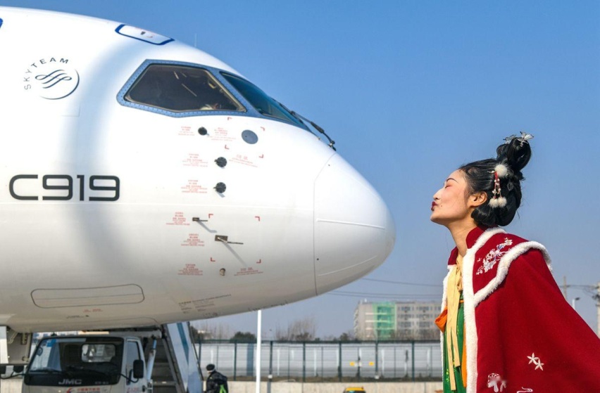 C919大飞机首飞，豪华新能源车卖35万，中国制造改变了什么？