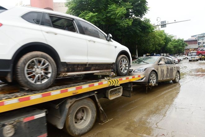 暴雨来袭汽车进水，学会正确处理让你少花冤枉钱