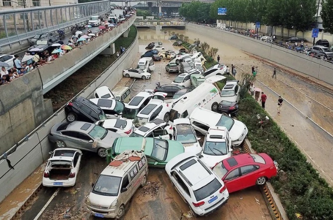 郑州超40万辆汽车受灾，遇上暴雨水浸，你是车主会怎么做？