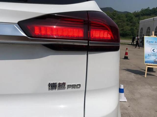 试驾博越PRO:搭载保时捷、路虎同款四驱,性能表现优异